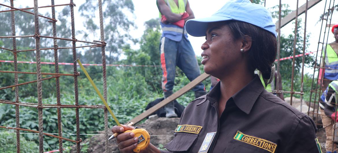 © MONUSCO Olukemi Ibikunle supervises the construction of a prison in eastern Democratic Republic of the Congo (DRC).