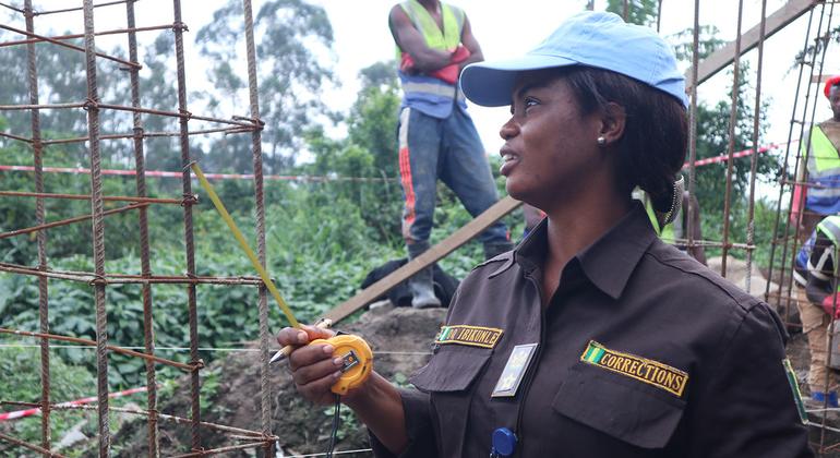 Olukemi Ibikunle supervise la construction d'une prison dans l'est de la République démocratique du Congo (RDC).