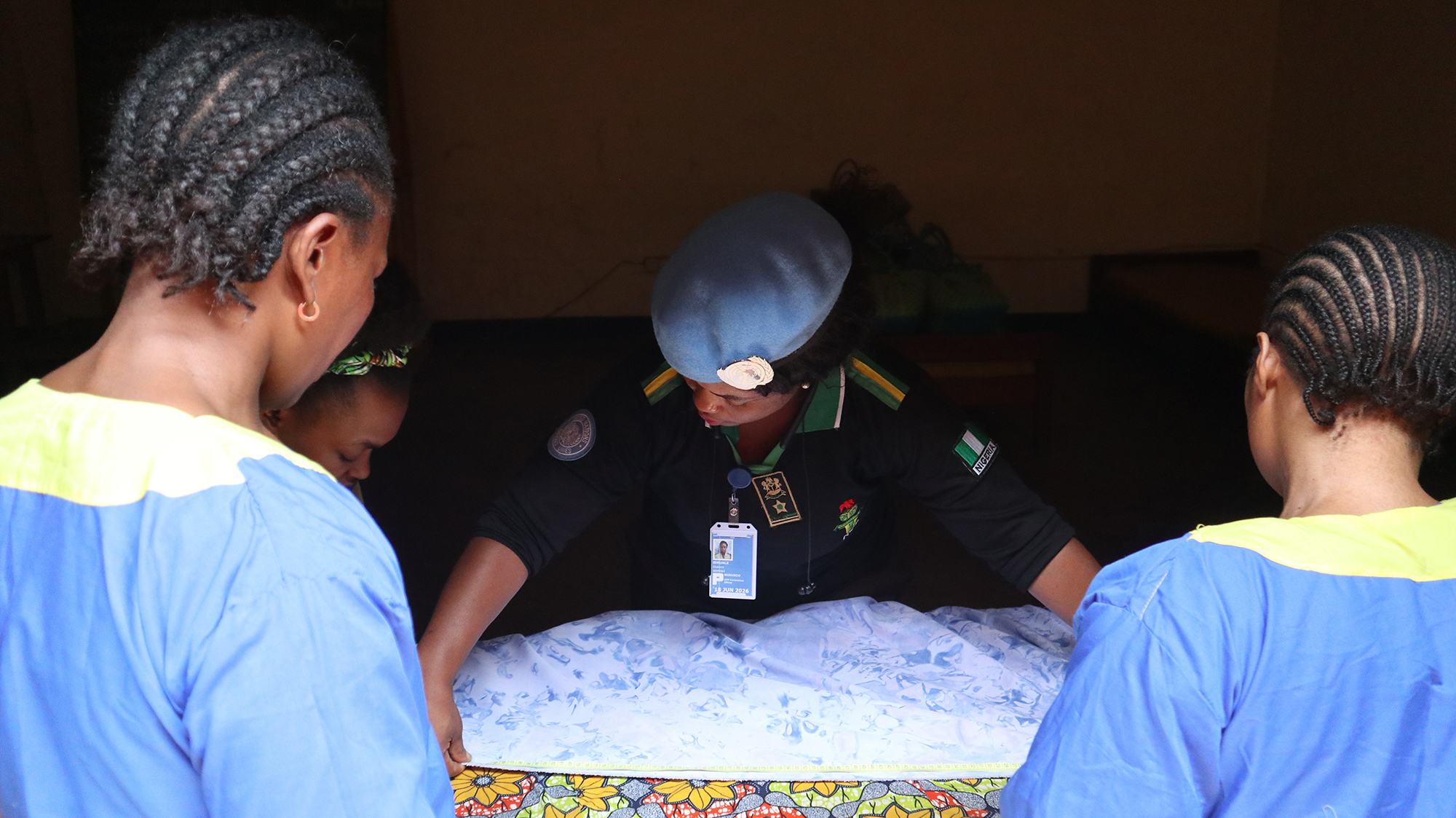 Olukemi Ibikunle (au centre) organise un atelier de couture pour soutenir la réintégration des femmes détenues dans l'est de la République démocratique du Congo (RDC).