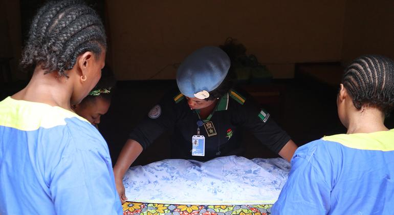 奥卢克米·伊比昆勒（中）组织了一个裁缝研讨会，以支持刚果民主共和国东部女性被拘留者重返社会。