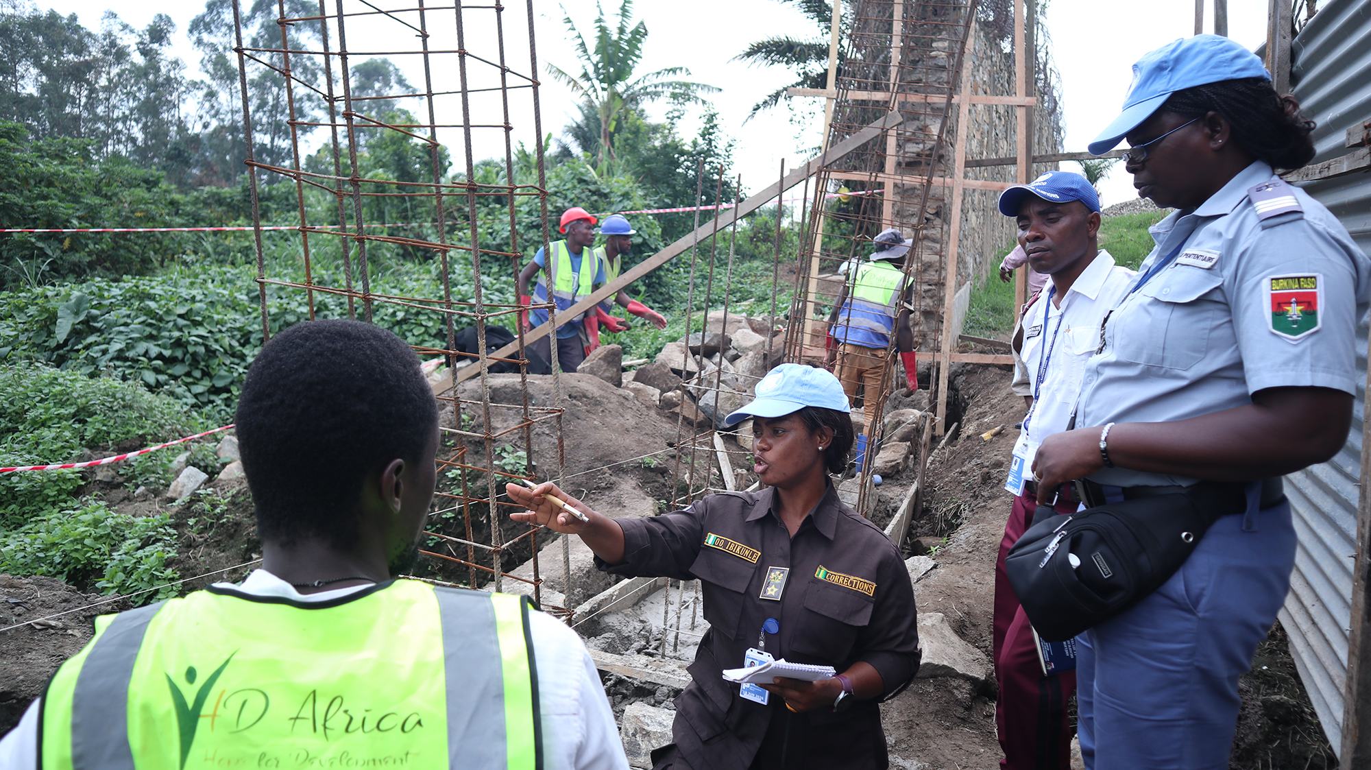Olukemi Ibikunle (au centre) supervise la construction d'une prison dans l'est de la République démocratique du Congo (RDC).