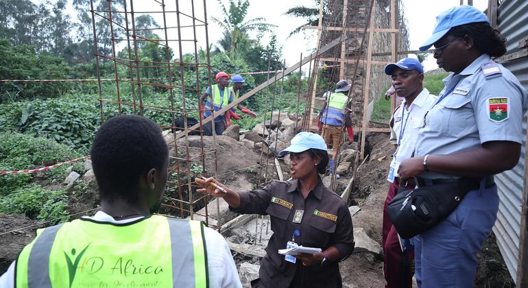 Олукеми Ибикунле контролирует строительство тюрьмы в восточной части ДРК.