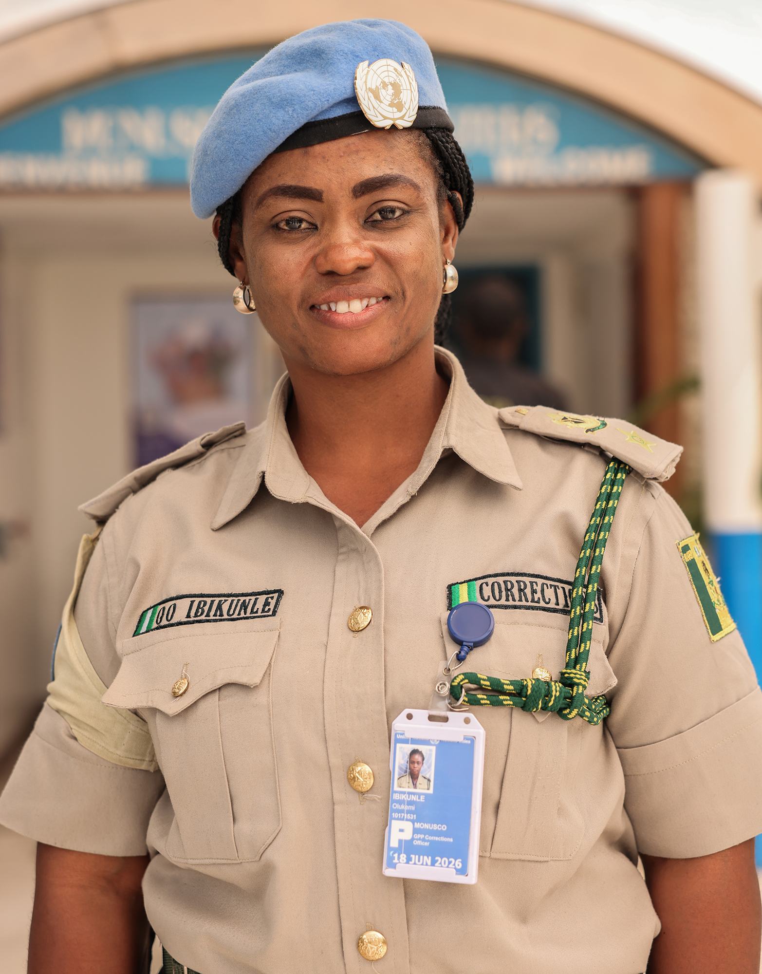 Olukemi Ibikunle, 43 ans, agente pénitentiaire du Nigéria, est la lauréate 2025 du Prix des Pionnières des Nations Unies.