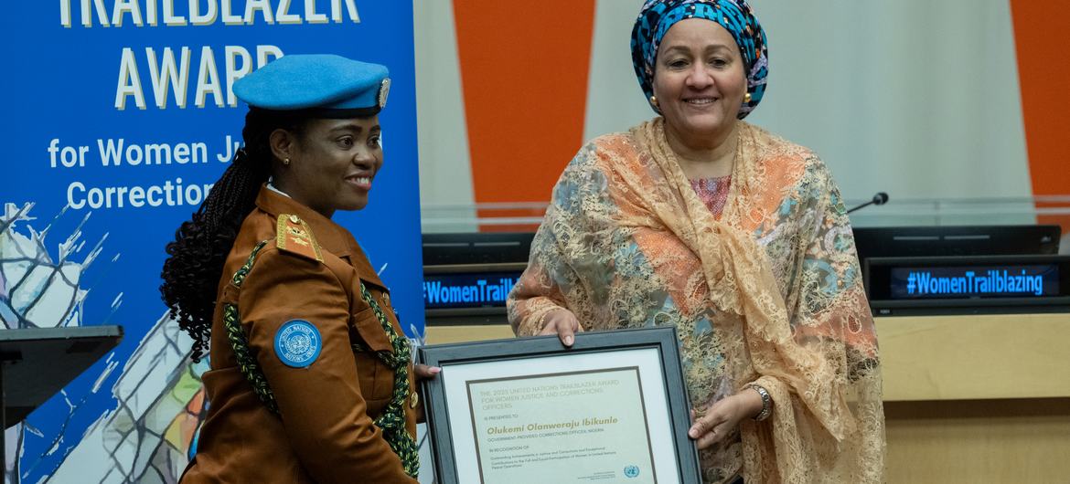 A vice-secretária-geral Amina J. Mohammed entrega o Prêmio Trailblazer para a vencedora de 2025, Olukemi Ibikunle, uma agente penitenciária da Nigéria destacada para a Monusco