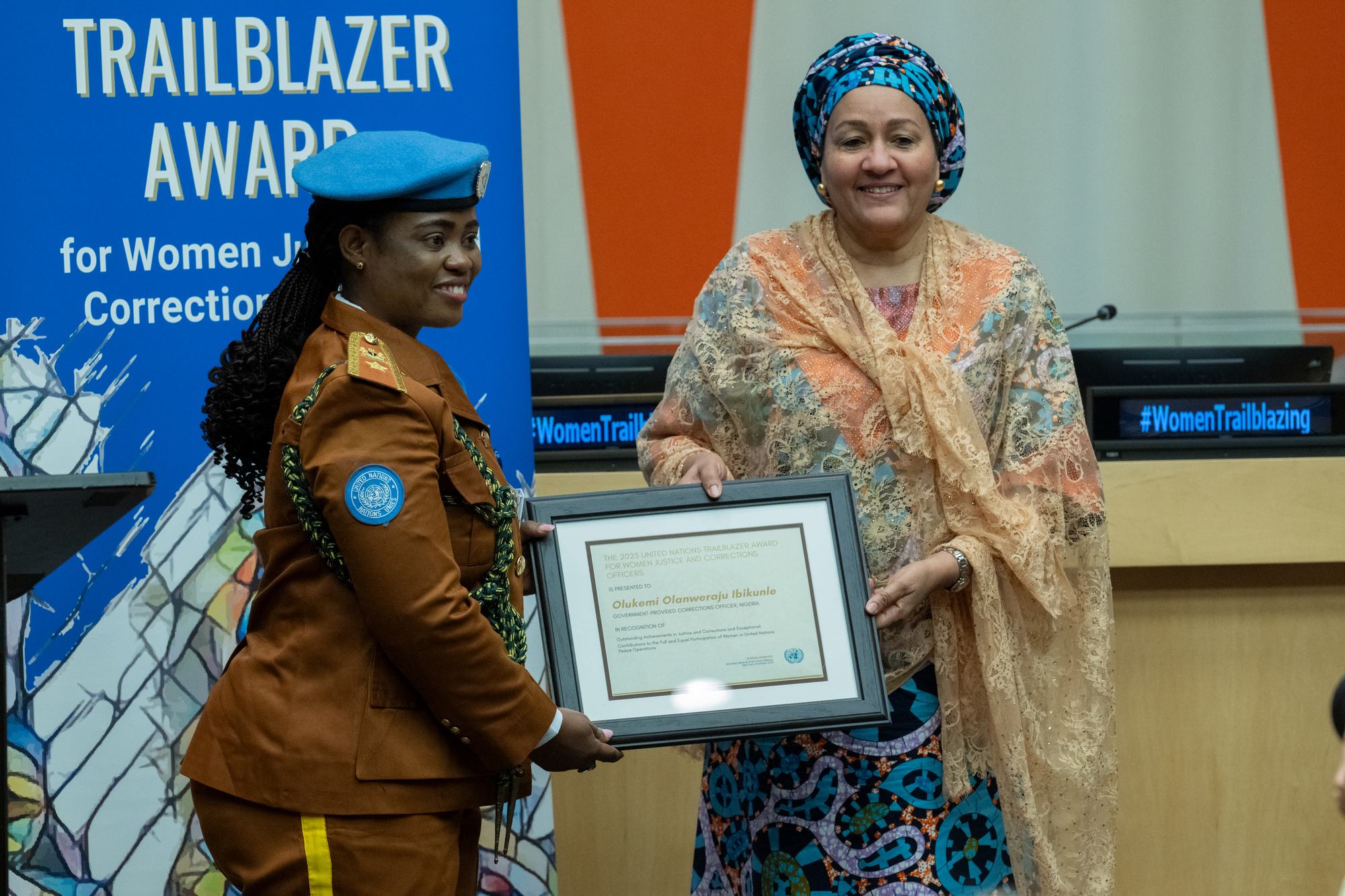 La Vice-Secrétaire générale de l'ONU, Amina J. Mohammed (à droite) remet le Prix des Pionnières de l'ONU à Olukemi Ibikunle, le mercredi 8 octobre 2025.