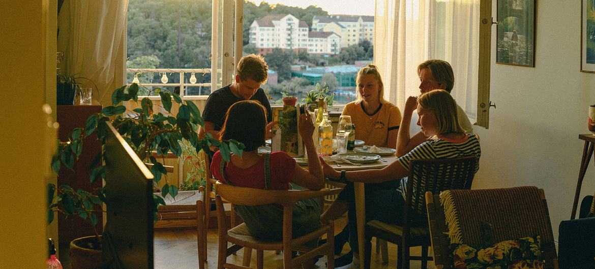 Una familia sueca disfrutando de una comida en casa.