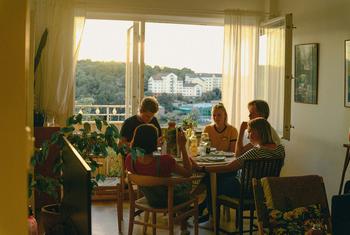 Una familia sueca disfrutando de una comida en casa. Una familia sueca disfrutando de una comida en casa.