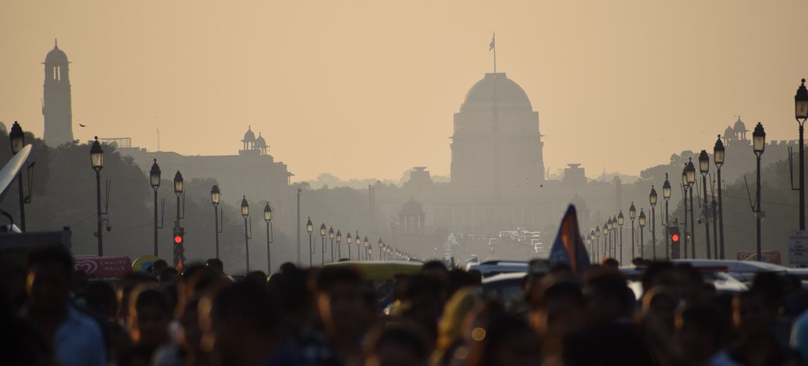 在印度新德里,人们因高度空气污染而呼吸困难。