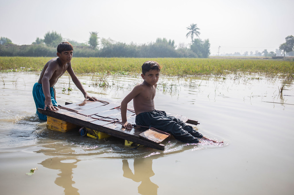 Niños afectados por las inundaciones en Pakistán.