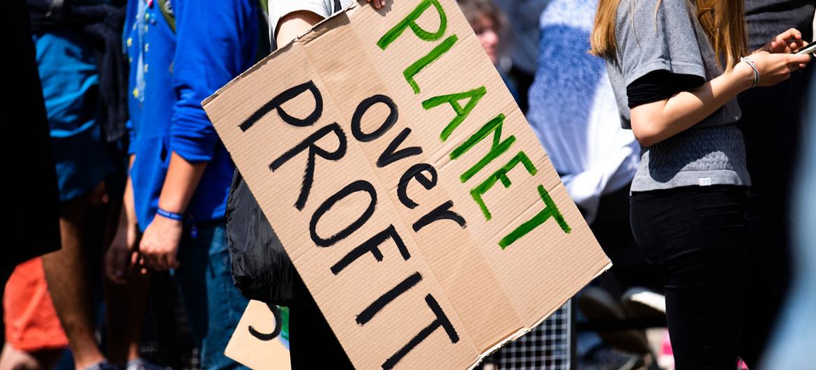 "Planeta acima do lucro" é uma frase amplamente utilizada em protestos ambientais em todo o mundo.