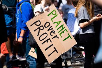 "Planeta acima do lucro" é uma frase amplamente utilizada em protestos ambientais em todo o mundo.