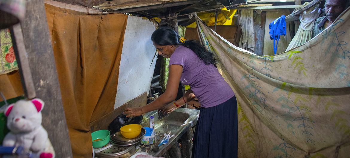 Minabige, 49, mora com o marido e a filha em uma pequena cabana de um cômodo no Sri Lanka, onde comem, cozinham, rezam, estudam e dormem, a poucos centímetros de um esgoto a céu aberto