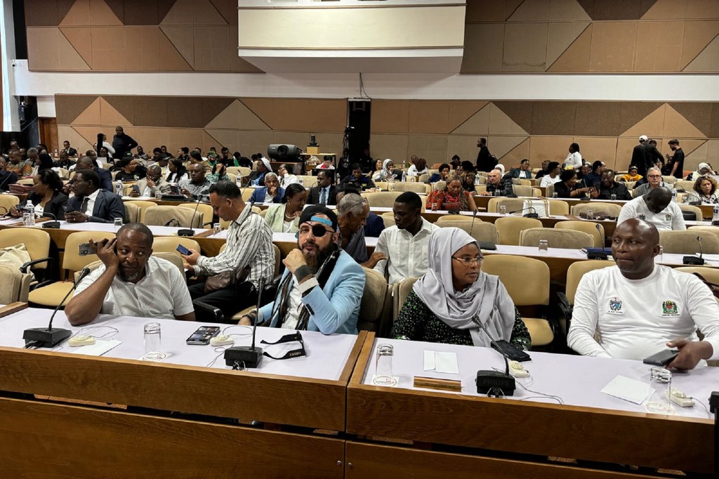 Washiriki katika Kongamano la kimataifa la Kiswahili leo limeng’oa nanga jijini Havana Cuba. Washiriki katika Kongamano la kimataifa la Kiswahili leo limeng’oa nanga jijini Havana Cuba.