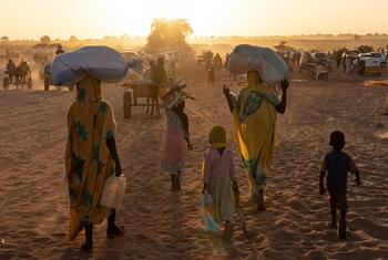 Des réfugiés soudanais arrivent à la ville frontalière d'Adre, au Tchad.