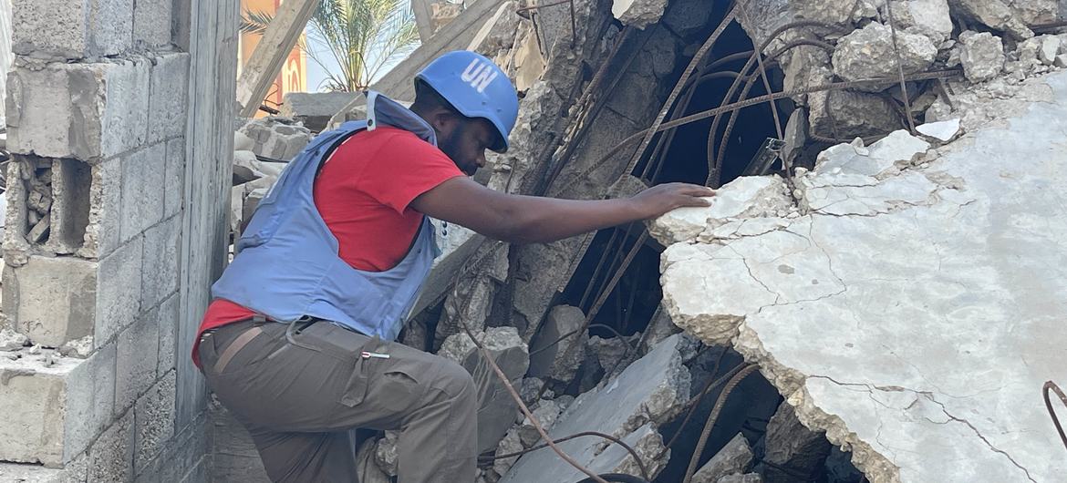 Многие гуманитарные работники гибнут при исполнении служебных обязанностей. 