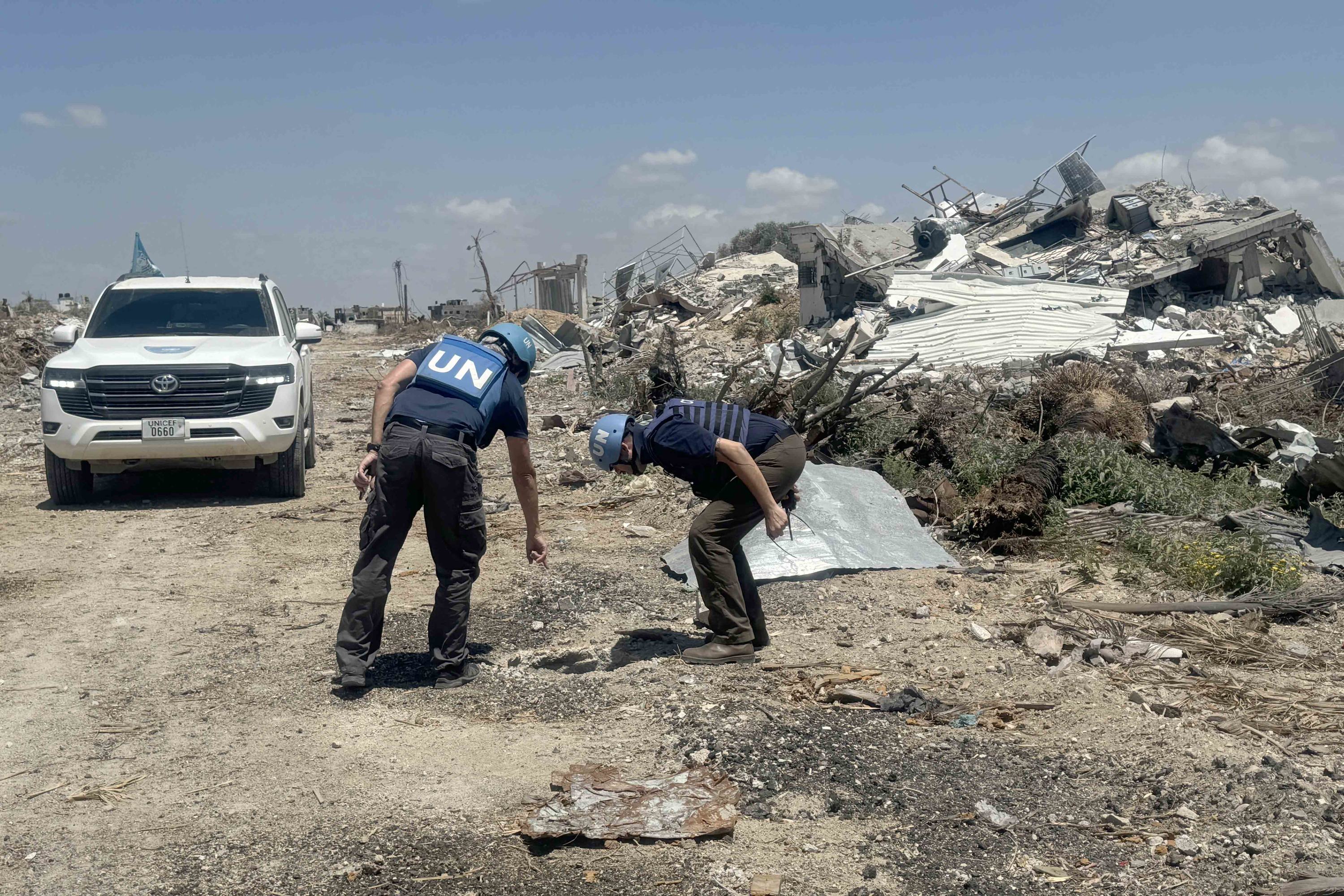 Des équipes de l'UNMAS effectuent, le 13 juillet 2024, une mission de reconnaissance à Nuiserat, dans la bande de Gaza.