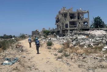 من الأرشيف: موظفون تابعون لهيئة الأمم المتحدة لمكافحة الألغام يقومون بمهمة استطلاعية في النصيرات، غزة في 13 أيار/مايو 2024