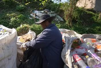 Mrejeshaji wa mazingira akichambua taka nchini Afrika Kusini.