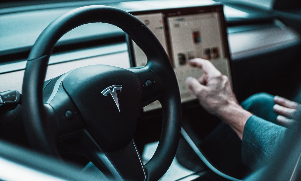Las compañías de automóviles como Tesla usan cada vez más la inteligencia artificial para el control de vehículos.
