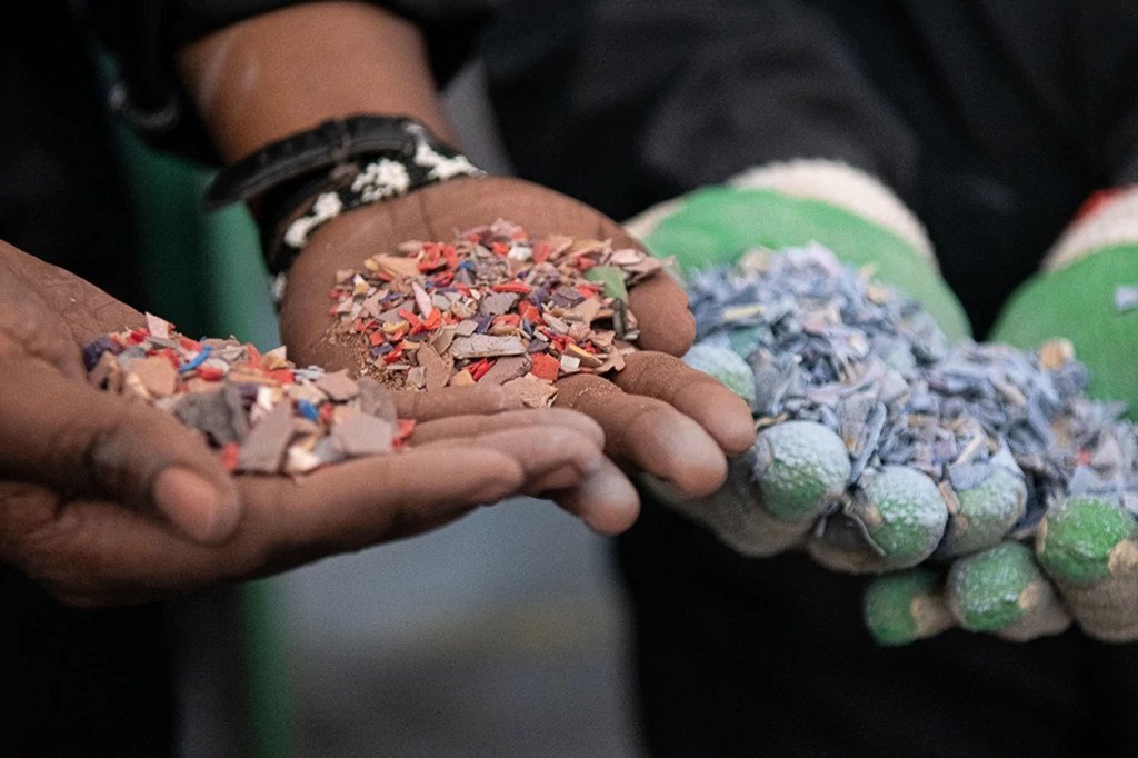 Nchini Kenya, vifaa vya ujenzi vya bei nafuu, kama vile matofali vinatengenezwa na taka za plastiki na mchanga.