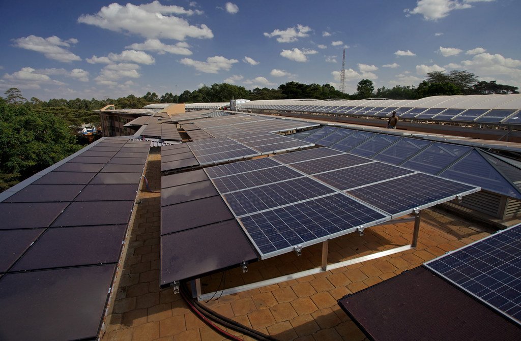 Paneli za Solar zikiwa katika ofisi ya Umoja wa Mataifa mjini Nairobi, Kenya. Kote duniani, nishati ya jua imethibitika kuwa nishati nafuu na rafiki kwa mazingira. 