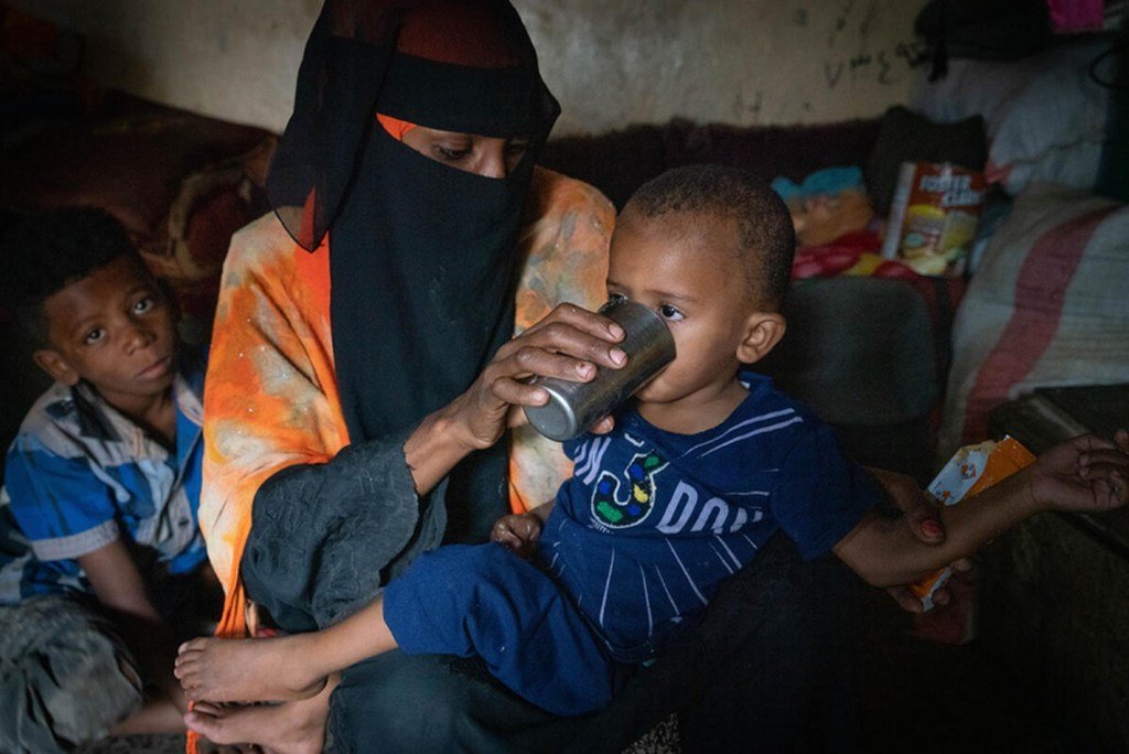 La distribution d'aliments spéciaux par le PAM a progressivement amélioré la situation de malnutrition sévère au Soudan, et les familles ont également reçu des denrées alimentaires telles que de la farine, des haricots secs, de l'huile et du sel.