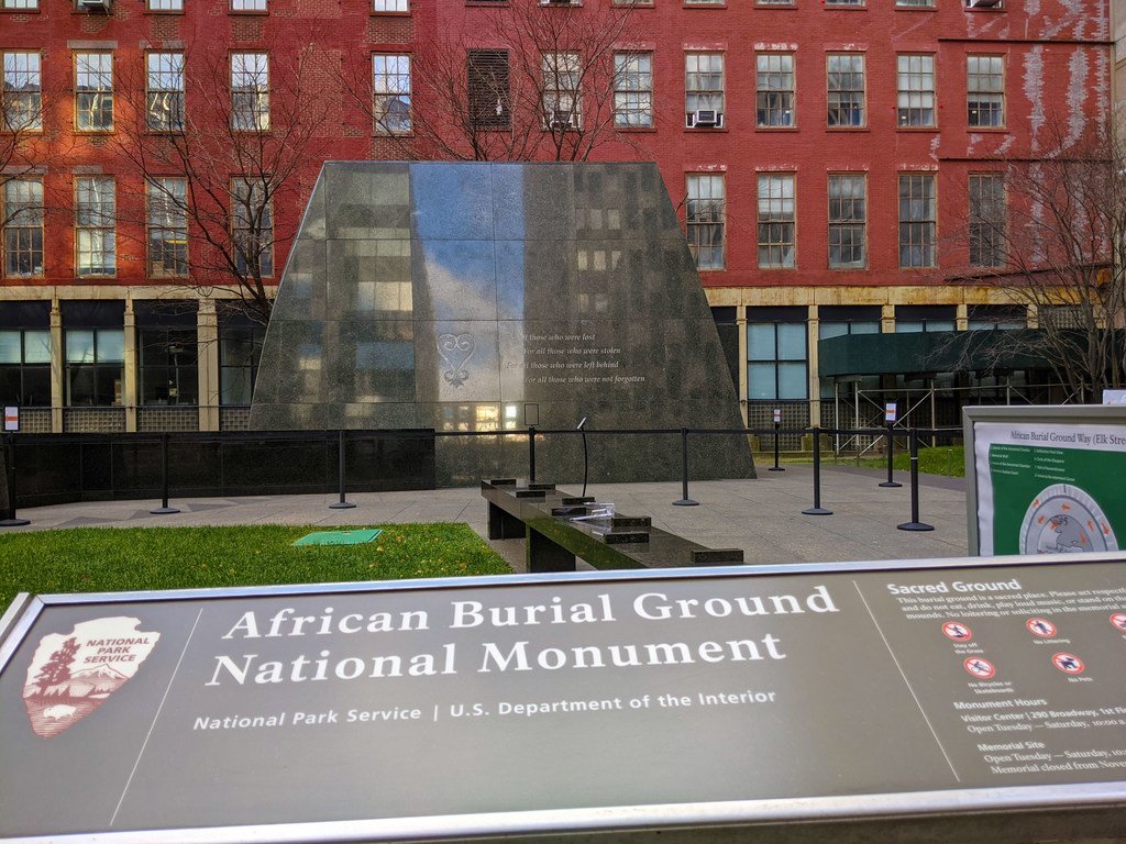 Makaburi ya Kitaifa ya Waafrika (African Burial Ground National Monument) yana mabaki ya zaidi ya Waafrika 419 waliokuwa wamezikwa mwishoni mwa karne ya 17 na karne ya 18, katika sehemu ya makaburi makubwa zaidi ya kipindi cha ukoloni kwa watu wenye asil…