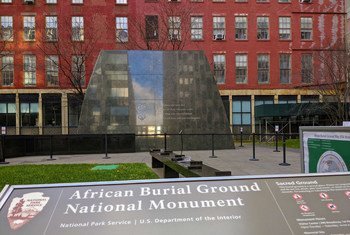 Makaburi ya Kitaifa ya Waafrika (African Burial Ground National Monument) yana mabaki ya zaidi ya Waafrika 419 waliokuwa wamezikwa mwishoni mwa karne ya 17 na karne ya 18, katika sehemu ya makaburi makubwa zaidi ya kipindi cha ukoloni kwa watu wenye asil…