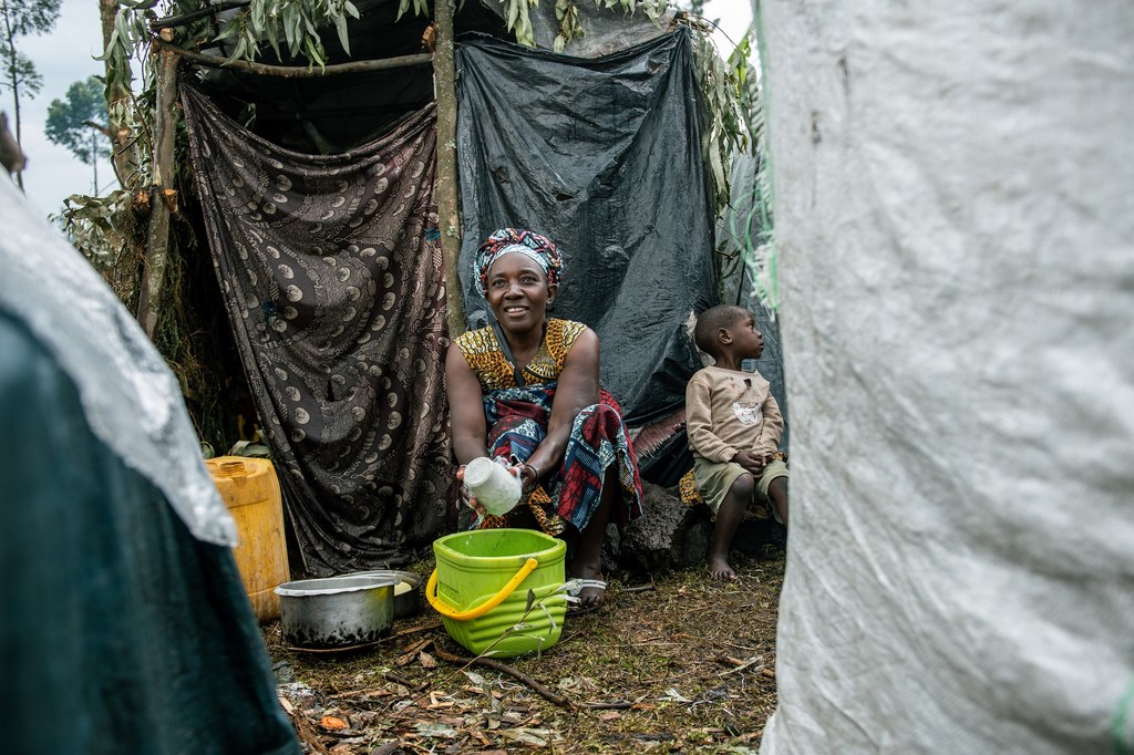 49岁的恩达博韦杰在帐篷前洗碗，她和六个孩子及三个孙子在刚果民主共和国东部的一个境内流离失所者营地避难。冲突发生后，这家人逃离了鲁丘鲁地区的村庄。 