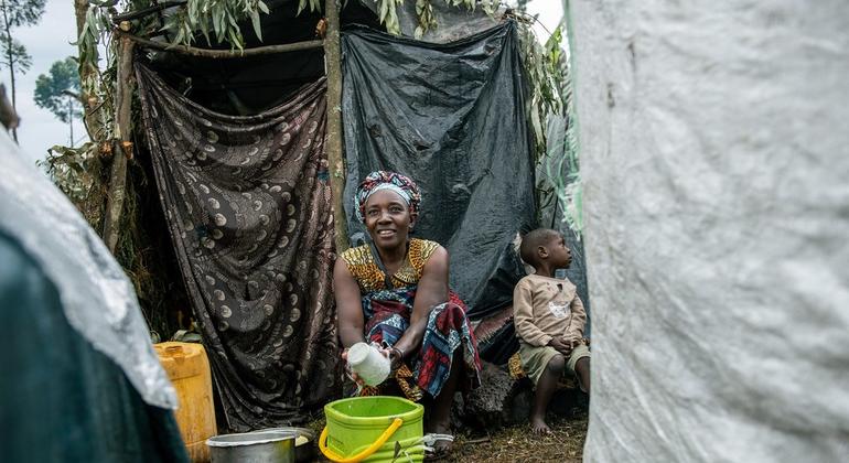 Clémence Ndabohweje, 49 ans, fait la vaisselle devant la tente dans laquelle elle s'est réfugiée avec ses six enfants et trois petits-enfants sur le site de déplacés de Kanyaruchinya, dans l'est de la RD Congo. La famille a fui son village du territoire …