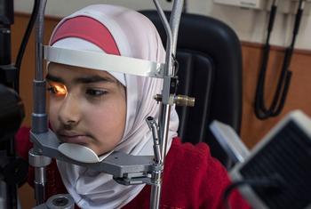 在约旦安曼，一名有糖尿病风险的患者在接受特殊的眼科检查。