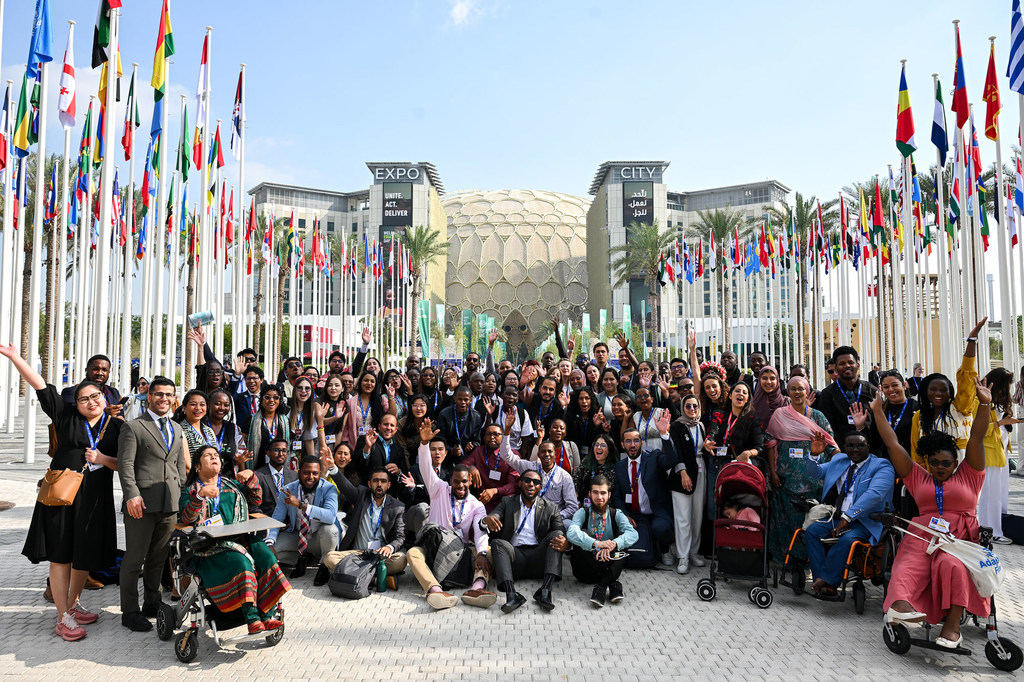 在第28届联合国气候变化大会期间，国际青年气候代表 合影留念。