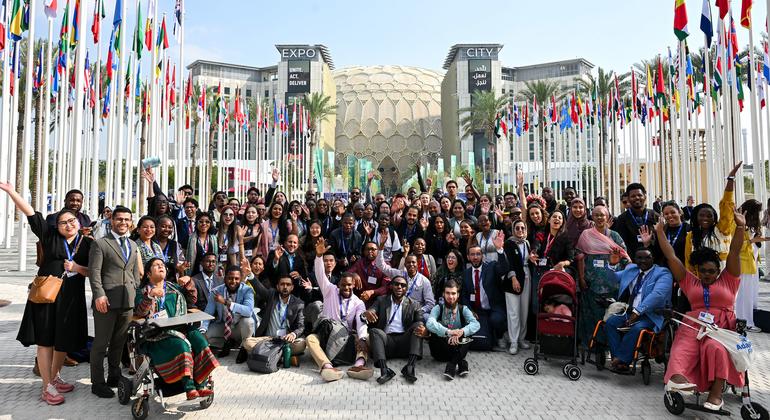 Los Jóvenes Delegados Internacionales sobre el Clima posan para una foto de grupo durante la Conferencia de las Naciones Unidas sobre el Cambio Climático, COP28, en la Expo City de Dubái (Emiratos Árabes Unidos).