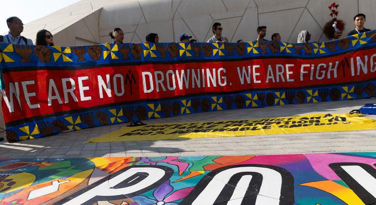 مظاہرین کاپ28 کانفرنس کے موقع پر موسمیاتی انصاف کا مطالبہ کر رہے ہیں۔