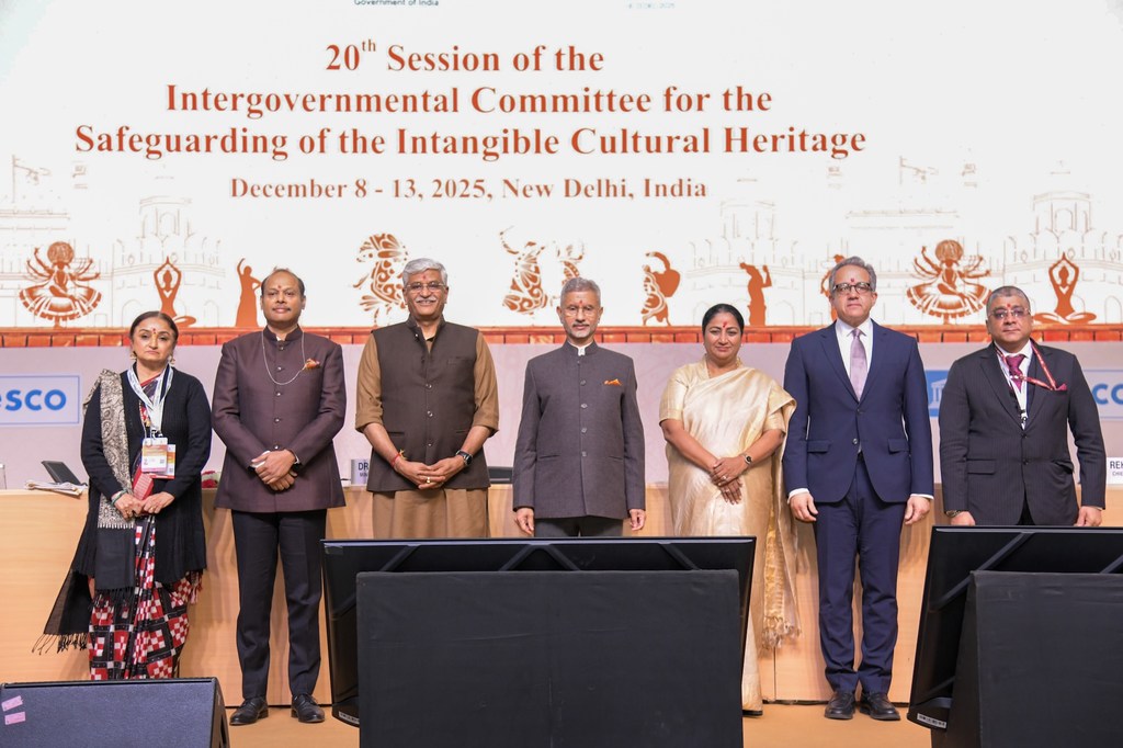 भारत के नई दिल्ली में अमूर्त सांस्कृतिक विरासत के संरक्षण हेतु अंतरसरकारी समिति के 20वें सत्र में उपस्थित अधिकारियों का समूह।