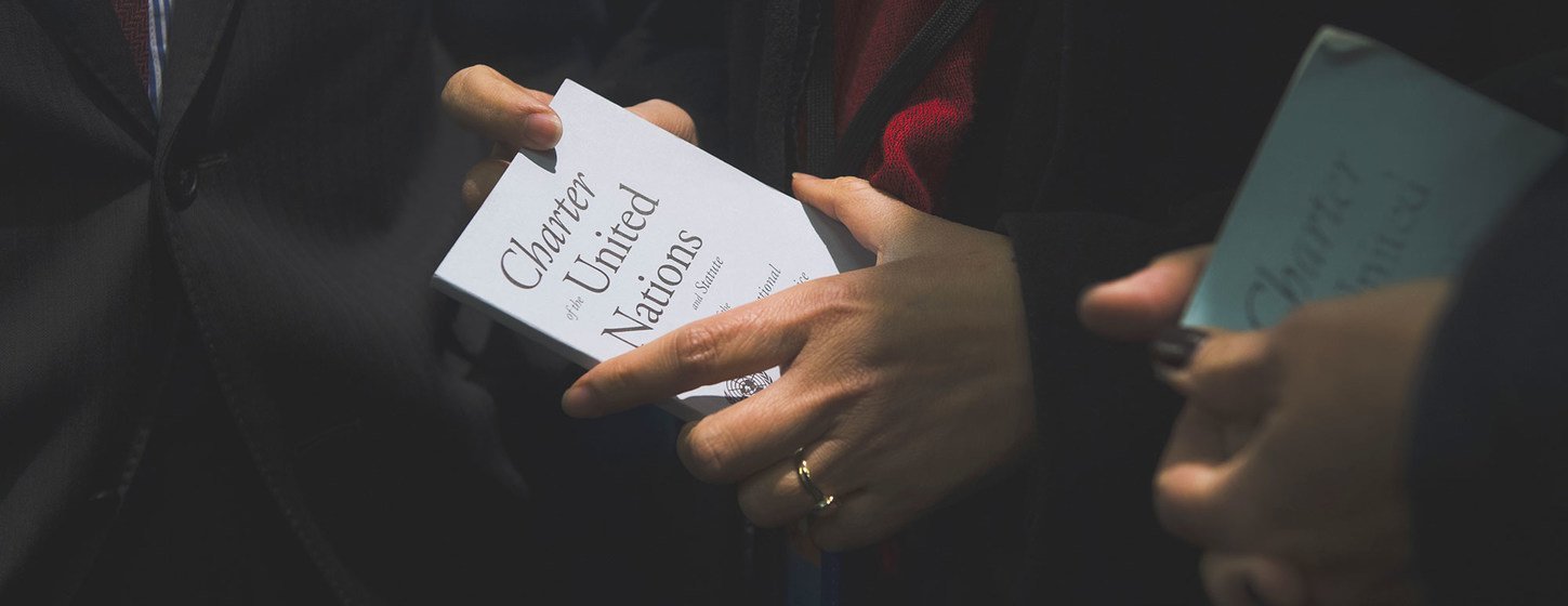 Un responsable de l'ONU tient une copie de la Charte des Nations Unies.