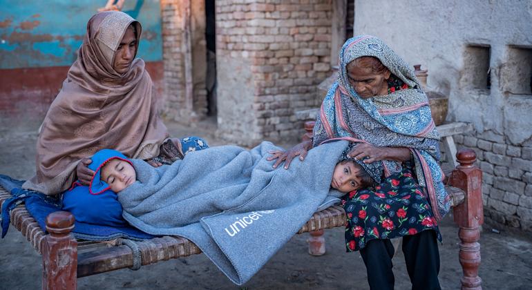 Des grands-mères gardent leurs petits-enfants au chaud avec des couvertures fournies par l'UNICEF dans la province du Sindh, au Pakistan.