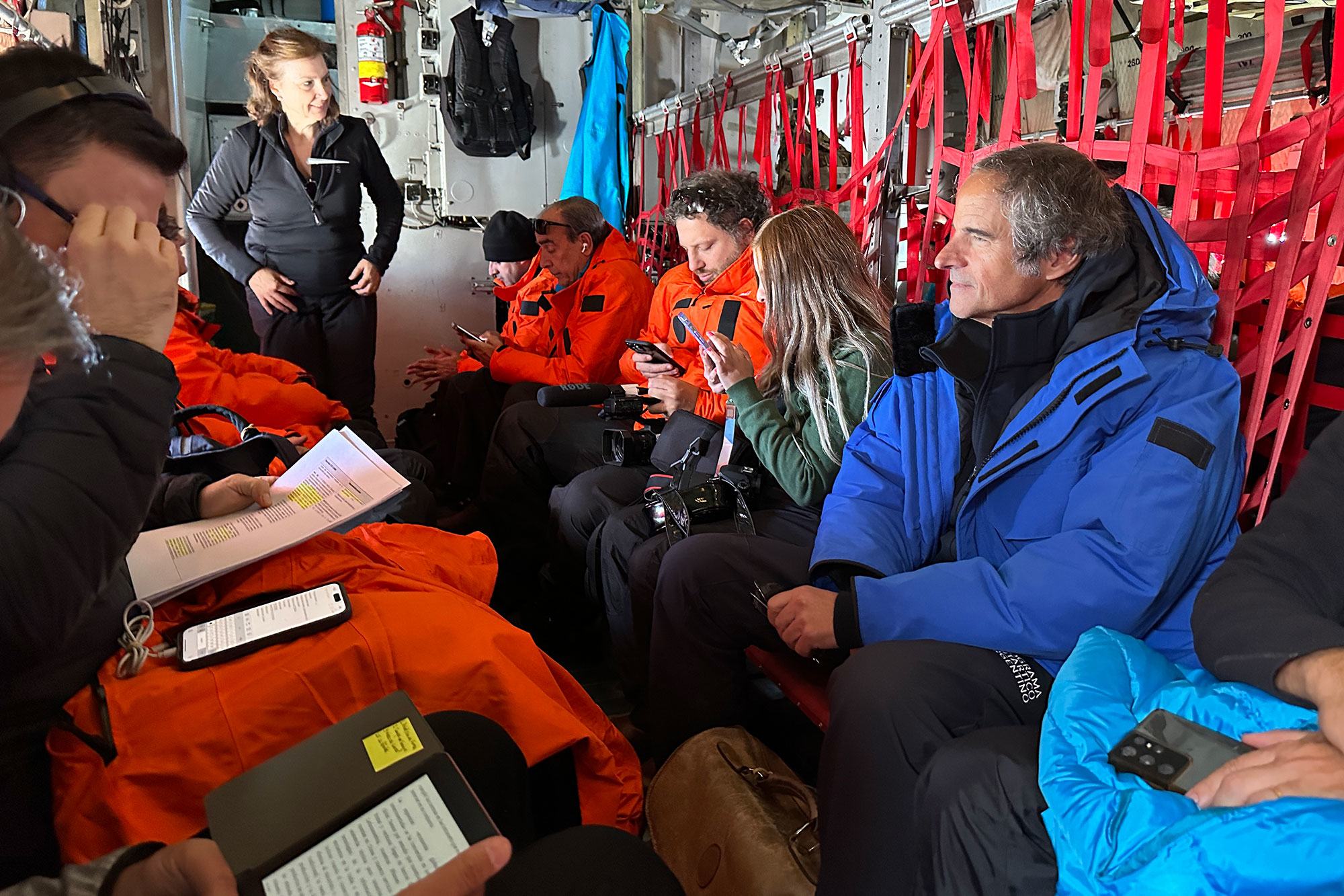 Le Directeur général de l'AIEA, Rafael Mariano Grossi (à droite), à bord d'un avion Hercules à destination de la base de Marambio en Antarctique.