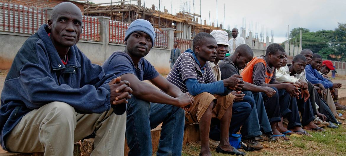 失业工人在马拉维首都利隆圭等待就业机会。