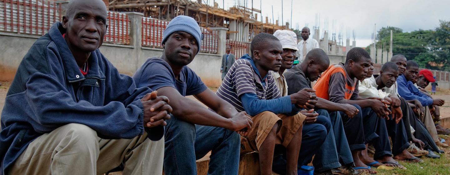 Des chômeurs attendent des offres d'emploi à Lilongwe, la capitale du Malawi.