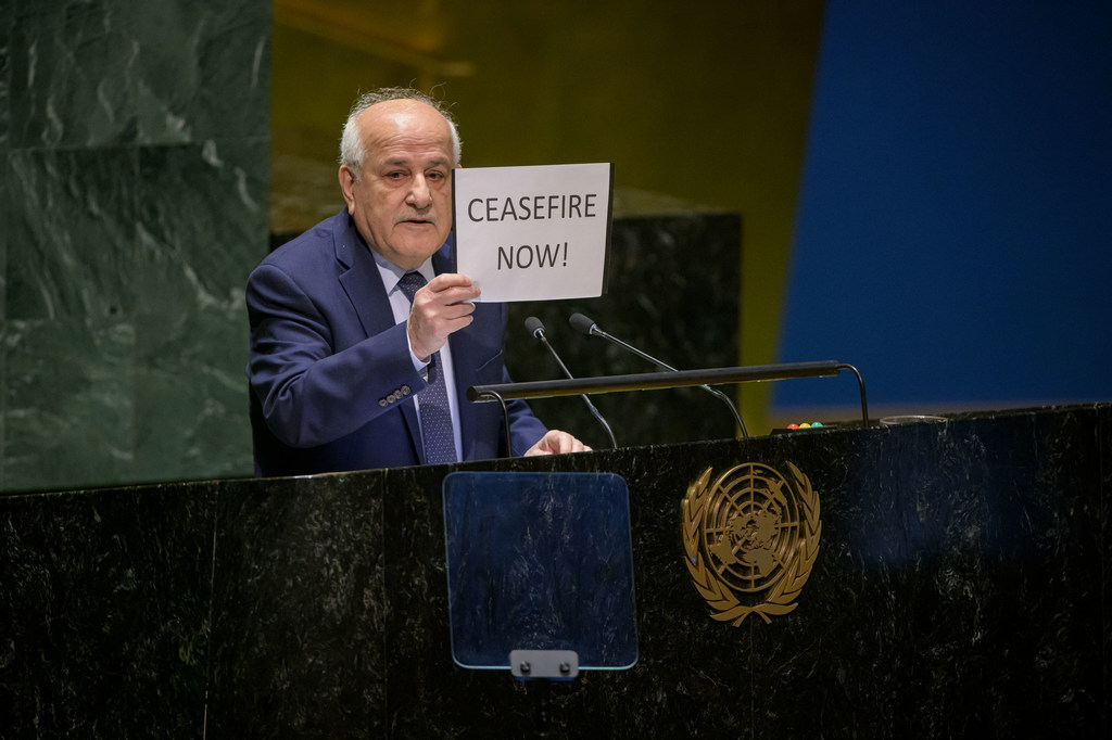 Riyad Mansour, Observateur permanent de l'État de Palestine auprès des Nations Unies, s'adresse à la réunion de l'Assemblée générale des Nations Unies sur la situation au Moyen-Orient, y compris la question palestinienne.