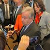El Secretario General de la ONU, António Guterres (centro), comenta el asalto a las instituciones democráticas de Brasil durante una rueda de prensa en el Palacio de las Naciones de Ginebra.