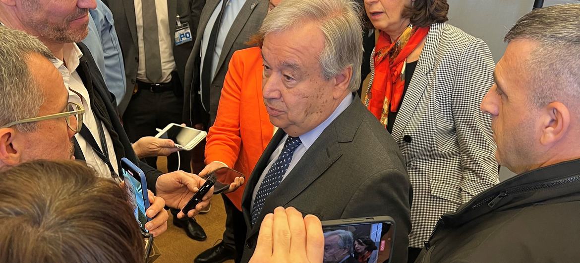 El Secretario General de la ONU, António Guterres (centro), comenta el asalto a las instituciones democráticas de Brasil durante una rueda de prensa en el Palacio de las Naciones de Ginebra.