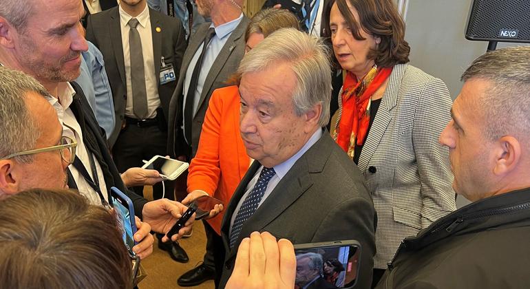 O secretário-geral da ONU, António Guterres (centro), comenta o ataque às instituições democráticas do Brasil em entrevista coletiva no Palais de Nations, em Genebra.