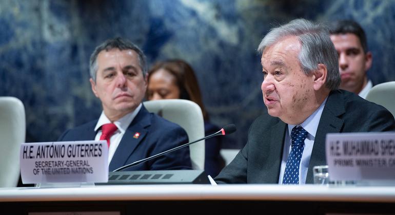 El Secretario General de la ONU, António Guterres (derecha), asiste a la Conferencia Internacional sobre un Pakistán resiliente al cambio climático, en el Palacio de las Naciones, en Ginebra.