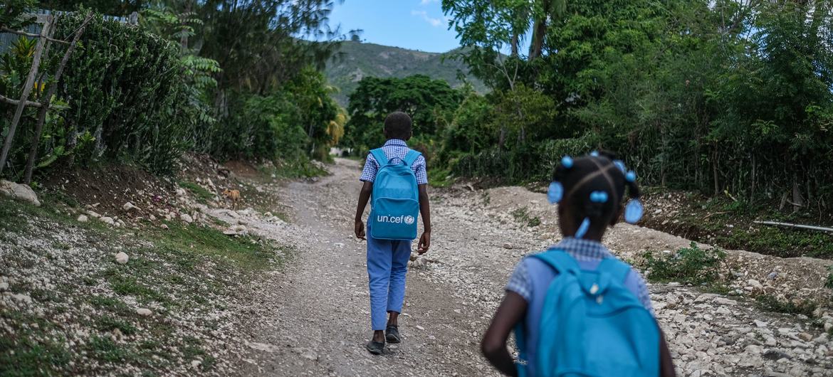 Estima-se que um milhão de crianças estão fora da escola no Haiti devido à insegurança e outros fatores.