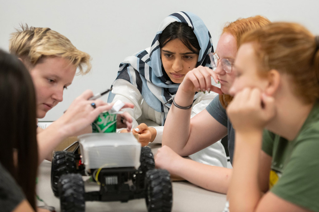 美国密苏里科技大学的几位女学生正在开展一个机器人技术项目。