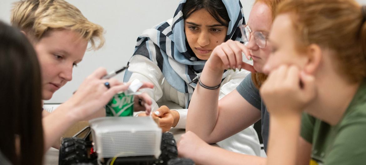 Somaya Faruqi (ortada), bir robot yapmak için Missouri Bilim ve Teknoloji Üniversitesi'ndeki öğrencilerle birlikte çalışıyor.