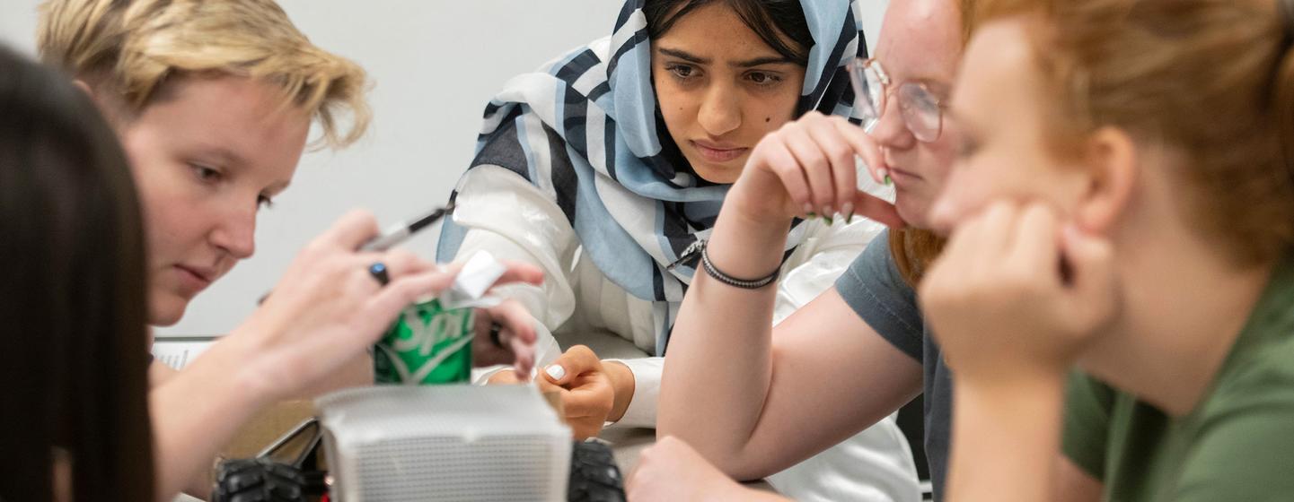 Somaya Faruqi (centro) trabalha ao lado de estudantes da Universidade de Ciência e Tecnologia do Missouri para construir um robô.