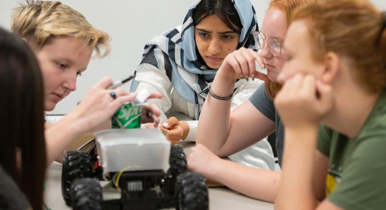 सोमाया फ़ारुक़ी (मध्य) अपनी युनिवर्सिटी में साथी छात्रों के साथ मिलकर एक रोबोट तैयार कर रही हैं.